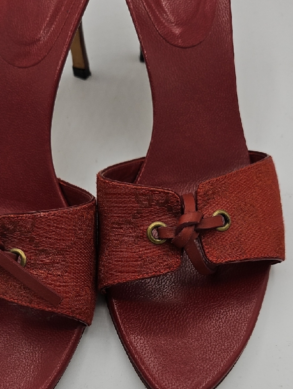 Gucci Red Leather Knot Slide Heels with Gold-Tone Detail - Picture 15 of 17